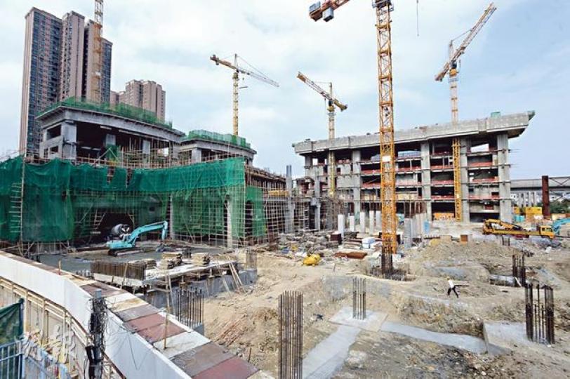 新地除計劃短期內開售錦田爾巒、粉嶺瓏山一號兩個新盤外,單位總數約2500伙的元朗YOHO Town3期(圖),亦有機會於今年內登場;項目暫時仍未申請預售。(葉家豪攝) 位處大埔鳳園、單位總數1071伙的嵐山1期,預料將成長實馬年頭炮,亦是該集團首個大型新盤。(林俊源攝) 新地除計劃短期內開售錦田爾巒、粉嶺瓏山一號兩個新盤外,單位總數約2500伙的元朗YOHO Town3期(圖),亦有機會於今年內登場;項目暫時仍未申請預售。(葉家豪攝) 位處大埔鳳園、單位總數1071伙的嵐山1期,預料將成長實馬年頭炮,亦是該集團首個大型新盤。(林俊源攝)