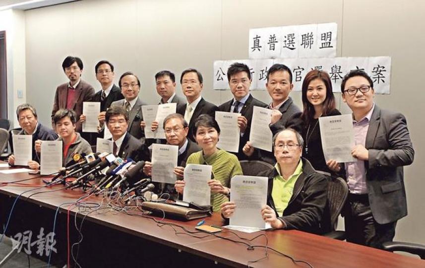 真普選聯盟昨日公布普選特首方案,提出三軌方案,包括公民、政黨及提名委員會3個提名途徑。召集人鄭宇碩(前排右三)坦言真普聯內部有分歧,但今次方案各團體有共識,日後亦有責任全力推動。(李澤彤攝) 真普選聯盟昨日公布普選特首方案,提出三軌方案,包括公民、政黨及提名委員會3個提名途徑。召集人鄭宇碩(前排右三)坦言真普聯內部有分歧,但今次方案各團體有共識,日後亦有責任全力推動。(李澤彤攝)