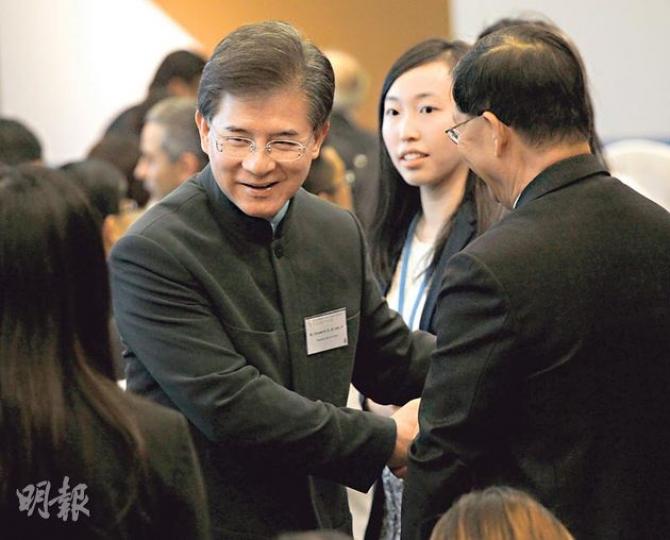 全國政協委員羅康瑞(左)昨出席科大一個論壇時形容,目前行政立法關係處於膠着狀態。他認為民主必然是解決方法的一部分,但不是靈丹妙藥。(李紹昌攝) 全國政協委員羅康瑞(左)昨出席科大一個論壇時形容,目前行政立法關係處於膠着狀態。他認為民主必然是解決方法的一部分,但不是靈丹妙藥。(李紹昌攝)