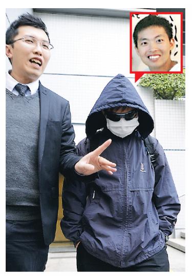 遭13歲事主形容為身材矮小的代課教師梁祐誠(右),昨戴上口罩及罩上風褸帽,由其代表律師(左)陪同離開九龍城裁判法院。小圖為被告在fb內「封面照片」的部分截圖。(葉家豪攝) 遭13歲事主形容為身材矮小的代課教師梁祐誠(右),昨戴上口罩及罩上風褸帽,由其代表律師(左)陪同離開九龍城裁判法院。小圖為被告在fb內「封面照片」的部分截圖。(葉家豪攝)