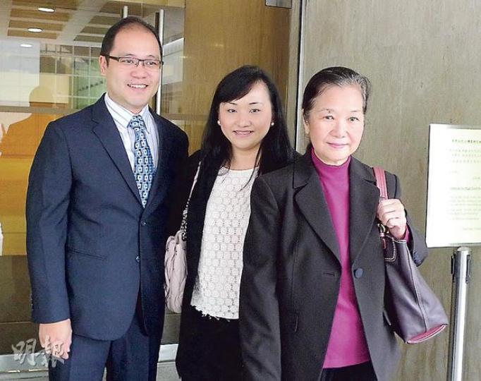甘健成不幸在案件原審有裁決前突因病去世,昨日其次子甘崇轅(左)偕妻(中)和母親(右)到庭聽審。他曾打算另起爐灶,昨表示仍在港島區物色地點。(何偉畧攝) 甘健成不幸在案件原審有裁決前突因病去世,昨日其次子甘崇轅(左)偕妻(中)和母親(右)到庭聽審。他曾打算另起爐灶,昨表示仍在港島區物色地點。(何偉畧攝)