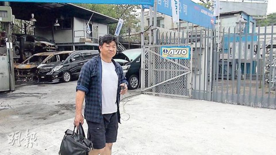 在元朗開設二手車行的劉先生(圖)表示,起火位置距離煤氣調壓站(右方鐵欄內)不足10米,批評縱火者不顧後果、罔顧人命。(林智傑攝) 在元朗開設二手車行的劉先生(圖)表示,起火位置距離煤氣調壓站(右方鐵欄內)不足10米,批評縱火者不顧後果、罔顧人命。(林智傑攝)