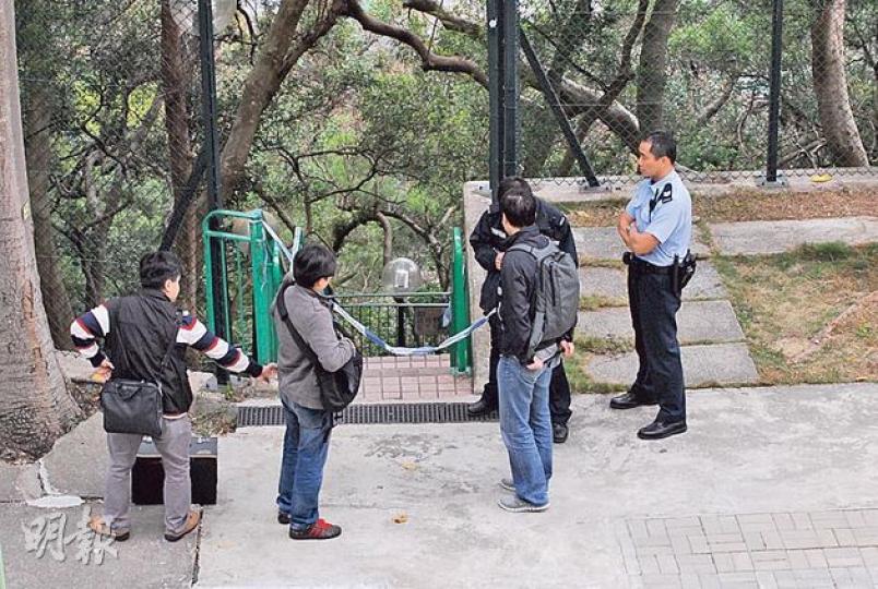 大批警員封鎖柴灣懷疑發生強姦案的山邊調查,最後證實是誤會一場。(鍾炳然攝) 大批警員封鎖柴灣懷疑發生強姦案的山邊調查,最後證實是誤會一場。(鍾炳然攝)