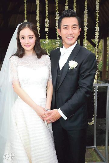 劉愷威與楊冪結下中港情緣,終修成正果拉埋天窗。(攝影/記者﹕劉永銳) 劉愷威送了據稱過百萬元的結婚戒給楊冪,不過他不肯透露真正價錢。(攝影/記者﹕劉永銳) 劉愷威與楊冪情深一吻,兩人幸福甜蜜羨煞旁人。(攝影/記者﹕劉永銳) 新翁劉丹身兼證婚人,替兒子娶得好老婆而感動流淚。(攝影/記者﹕劉永銳) 楊冪感動得三度落淚,劉愷威溫柔地為她抹淚。(攝影/記者﹕劉永銳) 楊冪因劉愷威宣讀誓辭的真情而感動落淚。(攝影/記者﹕劉永銳) 劉愷威與楊冪婚禮完成後,雙方家長均感動兒女找到幸福另一半。(攝影/記者﹕劉永 劉愷威與楊冪結下中港情緣,終修成正果拉埋天窗。(攝影/記者﹕劉永銳) 劉愷威送了據稱過百萬元的結婚戒給楊冪,不過他不肯透露真正價錢。(攝影/記者﹕劉永銳) 劉愷威與楊冪情深一吻,兩人幸福甜蜜羨煞旁人。(攝影/記者﹕劉永銳) 新翁劉丹身兼證婚人,替兒子娶得好老婆而感動流淚。(攝影/記者﹕劉永銳) 楊冪感動得三度落淚,劉愷威溫柔地為她抹淚。(攝影/記者﹕劉永銳) 楊冪因劉愷威宣讀誓辭的真情而感動落淚。(攝影/記者﹕劉永銳) 劉愷威與楊冪婚禮完成後,雙方家長均感動兒女找到幸福另一半。(攝影/記者﹕劉永