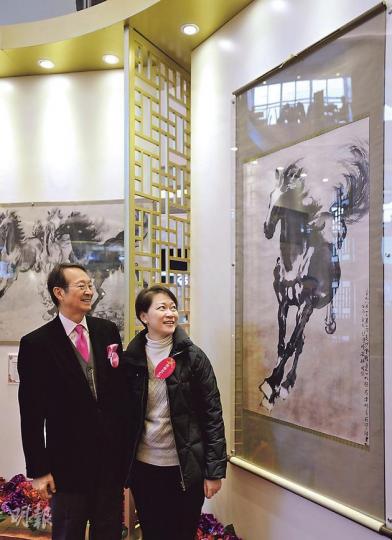張永霖(左)笑話,如果去沙田馬場睇,現實中絕對不會見到馬能夠有畫中咁靚嘅跑姿。(余俊亮攝) 圖為徐悲鴻5幅從未曝光過嘅珍品中,名為印度青年的一幅畫作。(余俊亮攝) 張永霖(左)笑話,如果去沙田馬場睇,現實中絕對不會見到馬能夠有畫中咁靚嘅跑姿。(余俊亮攝) 圖為徐悲鴻5幅從未曝光過嘅珍品中,名為印度青年的一幅畫作。(余俊亮攝)