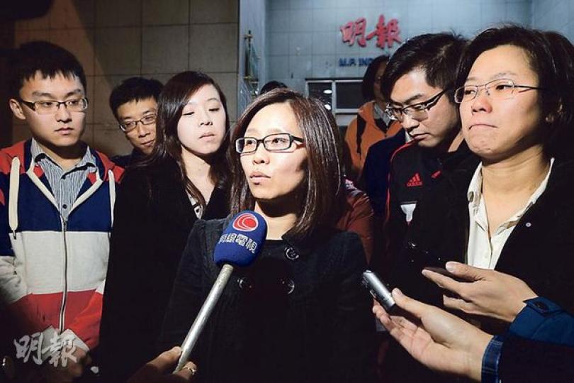 明報員工關注組發言人冼韻姬(中)昨晚發表聲明,表示願意與公司管理層溝通,及要求公司暫緩更換總編輯的安排。(葉家豪攝) 《明報》管理層原定昨與編輯部主管開會後,由編輯部主管再向全體員工交代換總編輯事件,但員工不承認這是「員工大會」,因此不出席會議。圖為原定開會地方編輯部大堂放了擴音機,最後會議告吹。(蔡傳威攝) 明報員工關注組發言人冼韻姬(中)昨晚發表聲明,表示願意與公司管理層溝通,及要求公司暫緩更換總編輯的安排。(葉家豪攝) 《明報》管理層原定昨與編輯部主管開會後,由編輯部主管再向全體員工交代換總編輯事件,但員工不承認這是「員工大會」,因此不出席會議。圖為原定開會地方編輯部大堂放了擴音機,最後會議告吹。(蔡傳威攝)