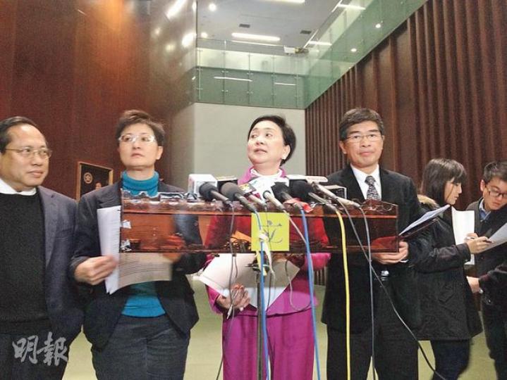 民主黨昨日舉行特別會見記者,澄清該黨對提名特首的態度是三軌制並非綑綁,主席劉慧卿(右二)更表示即使最終沒三軌,該黨亦不一定會否決方案。(何曉勤攝) 民主黨昨日舉行特別會見記者,澄清該黨對提名特首的態度是三軌制並非綑綁,主席劉慧卿(右二)更表示即使最終沒三軌,該黨亦不一定會否決方案。(何曉勤攝)