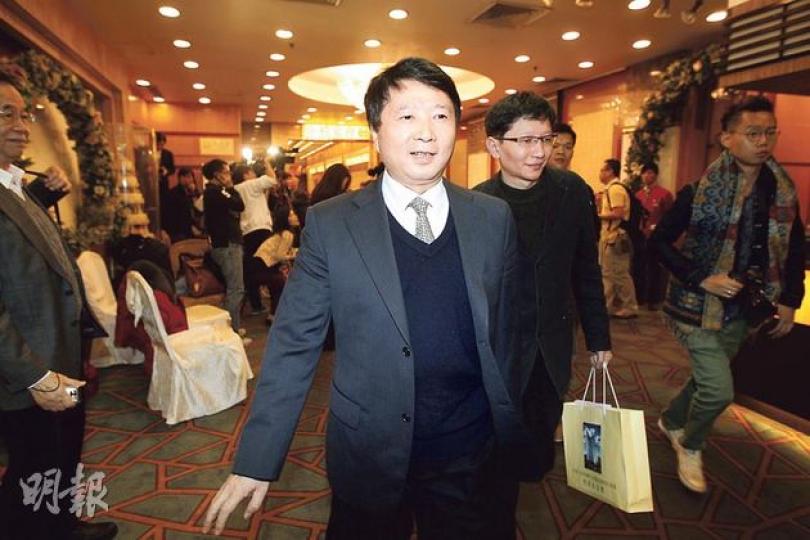 中聯辦宣傳文體部長郝鐵川(前)昨日出席一個政改午宴時,多番強調中央政府真心希望香港可以落實普選,推動民主。他指出,即使香港仍未就《基本法》23條立法,但中央依然支持香港搞普選,證明「中央對港人非常信任」。(李紹昌攝) 中聯辦宣傳文體部長郝鐵川(前)昨日出席一個政改午宴時,多番強調中央政府真心希望香港可以落實普選,推動民主。他指出,即使香港仍未就《基本法》23條立法,但中央依然支持香港搞普選,證明「中央對港人非常信任」。(李紹昌攝)