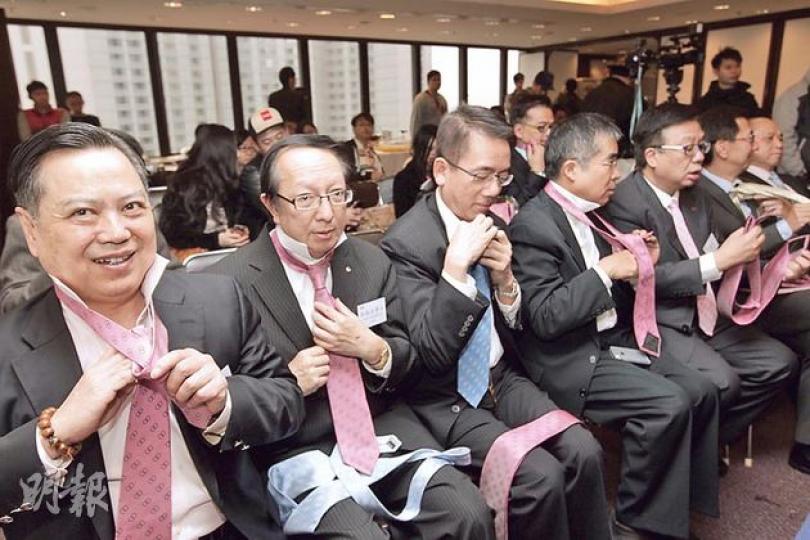 為慶祝廠商會踏入80周年,該會設計咗一條淺紅色呔,為咗展示條靚呔畀記者睇,會長施榮懷(不在相中)噚日喺記者會上一聲令下,台下會董即齊齊換呔。(郭慶輝攝) 為慶祝廠商會踏入80周年,該會設計咗一條淺紅色呔,為咗展示條靚呔畀記者睇,會長施榮懷(不在相中)噚日喺記者會上一聲令下,台下會董即齊齊換呔。(郭慶輝攝)