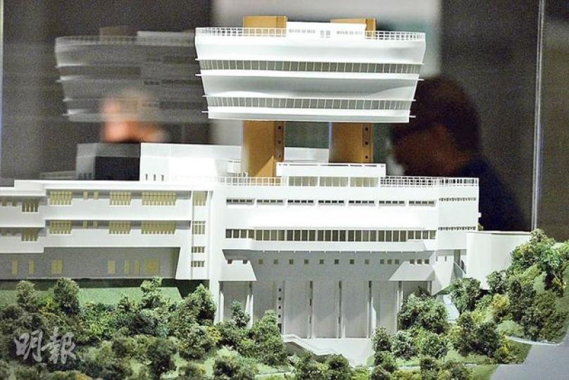 由建築師鍾華楠設計、1972年啟用嘅山頂「老襯亭」觀景台早已拆卸,現址為凌霄閣,展覽內有「老襯亭」觀景台模型同多張當年實景珍貴照片。(劉焌陶攝) 展品仲包括M+博物館大樓嘅1比100建築模型初稿(圖),同其餘5個入圍作品等,M+行政總監李立偉(右)話M+最快8月動土,旁為設計M+大樓嘅團隊合伙人之一Ascan Mergenthaler。(劉焌陶攝) 由建築師鍾華楠設計、1972年啟用嘅山頂「老襯亭」觀景台早已拆卸,現址為凌霄閣,展覽內有「老襯亭」觀景台模型同多張當年實景珍貴照片。(劉焌陶攝) 展品仲包括M+博物館大樓嘅1比100建築模型初稿(圖),同其餘5個入圍作品等,M+行政總監李立偉(右)話M+最快8月動土,旁為設計M+大樓嘅團隊合伙人之一Ascan Mergenthaler。(劉焌陶攝)