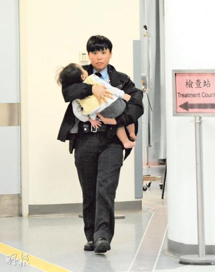 1歲大的妹妹送院後由女警陪同候診,等待醫生檢查。(蔡方山攝) 1歲大的妹妹送院後由女警陪同候診,等待醫生檢查。(蔡方山攝)