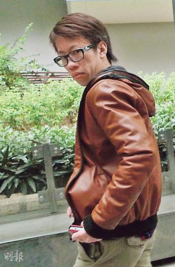 被告鍾偉明綽號「養唔大」,承認與就讀中三的事主有性行為,但沒有強姦。(何偉畧攝) 被告鍾偉明綽號「養唔大」,承認與就讀中三的事主有性行為,但沒有強姦。(何偉畧攝)