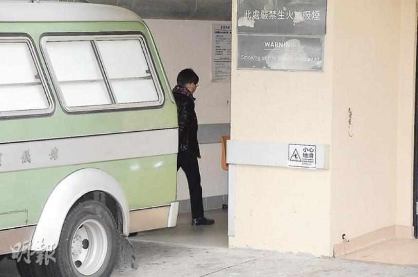 六嬸步入殮房親自領六叔遺體,工作人員預備了綠色靈車,將六叔遺體抬上車時,更由工作人員遮擋,免遺容曝光。(攝影﹕黃梓烜、孫華中) (攝影﹕黃梓烜、孫華中) 曹眾昨晚離開殯儀館時哭得眼腫鼻紅,對六叔逝世甚為悲痛。(攝影﹕黃梓烜、孫華中) 六叔虛齡107歲屬於笑喪,故他的大仔邵維銘昨晚為父親完成法事後,離開靈堂時面露笑容。(攝影﹕黃梓烜、孫華中) 六叔二子邵維鍾在親友相伴下抵達殯儀館。(攝影﹕黃梓烜、孫華中) 當靈車駛離醫院時,六嬸坐在小房車內,緊隨靈車護送。(攝影﹕黃梓烜、孫華中) 無綫行政主席梁乃 六嬸步入殮房親自領六叔遺體,工作人員預備了綠色靈車,將六叔遺體抬上車時,更由工作人員遮擋,免遺容曝光。(攝影﹕黃梓烜、孫華中) (攝影﹕黃梓烜、孫華中) 曹眾昨晚離開殯儀館時哭得眼腫鼻紅,對六叔逝世甚為悲痛。(攝影﹕黃梓烜、孫華中) 六叔虛齡107歲屬於笑喪,故他的大仔邵維銘昨晚為父親完成法事後,離開靈堂時面露笑容。(攝影﹕黃梓烜、孫華中) 六叔二子邵維鍾在親友相伴下抵達殯儀館。(攝影﹕黃梓烜、孫華中) 當靈車駛離醫院時,六嬸坐在小房車內,緊隨靈車護送。(攝影﹕黃梓烜、孫華中) 無綫行政主席梁乃
