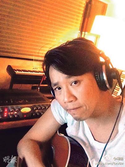 陶喆在工作室的照片被粉絲形容為面容憔悴。(微博圖片) 陶喆在工作室的照片被粉絲形容為面容憔悴。(微博圖片)