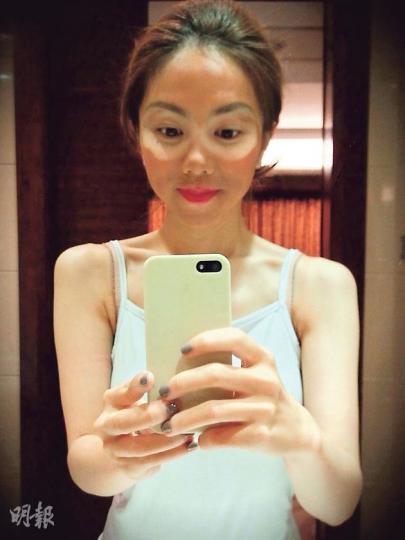 G.E.M.化黑臉妝,但雙眼四周塗白了,非常搞鬼。(微博圖片) G.E.M.化黑臉妝,但雙眼四周塗白了,非常搞鬼。(微博圖片)