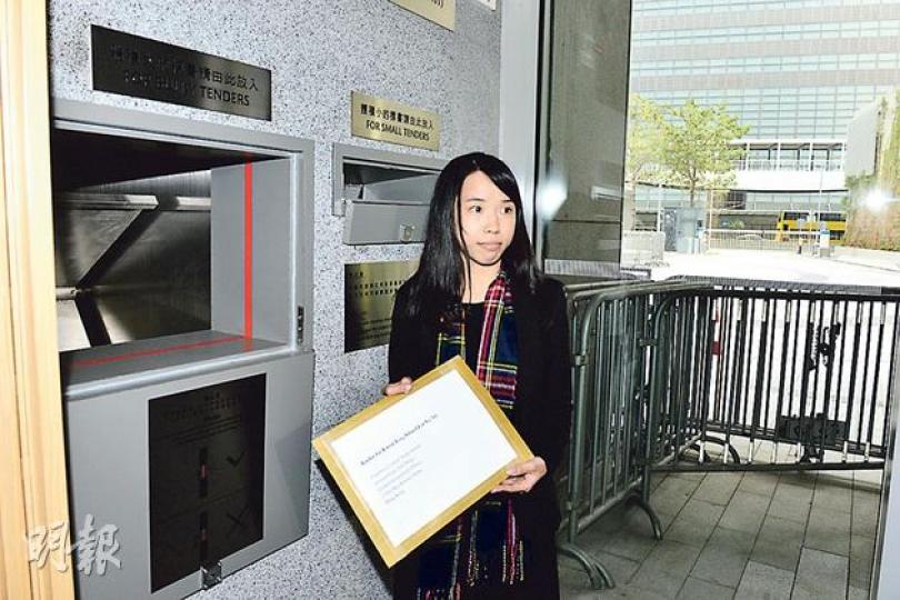 設禁拆售條款的觀塘商業地皮,昨收到12份標書,包括不少大型發展商,市場估計每方呎樓面地價約4000元至5300元,圖為新世界代表到場遞交標書。(黃志東攝) 設禁拆售條款的觀塘商業地皮,昨收到12份標書,包括不少大型發展商,市場估計每方呎樓面地價約4000元至5300元,圖為新世界代表到場遞交標書。(黃志東攝)