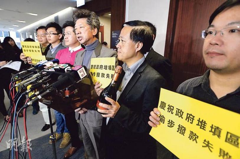 公民黨湯家驊(右三)和新民主同盟范國威(右四)對政府撤回擴建堆填區前期撥款的申請表示高興,「是小勝一仗」。范國威稱,當成功反對將軍澳堆填區擴建,就會開香檳慶祝。(葉家豪攝) 環境局長黃錦星表示,會在適當時候盡快把擴建堆填區計劃提交立法會,令整個社會以至議會都有全面討論。(葉家豪攝) 公民黨湯家驊(右三)和新民主同盟范國威(右四)對政府撤回擴建堆填區前期撥款的申請表示高興,「是小勝一仗」。范國威稱,當成功反對將軍澳堆填區擴建,就會開香檳慶祝。(葉家豪攝) 環境局長黃錦星表示,會在適當時候盡快把擴建堆填區計劃提交立法會,令整個社會以至議會都有全面討論。(葉家豪攝)