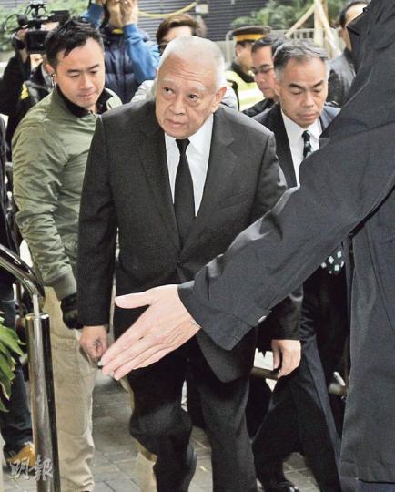 早上約9時,前行政長官、現全國政協副主席董建華抵達北角香港殯儀館出席邵逸夫喪禮,離開時更獲六叔遺孀方逸華親送。(李紹昌攝)久未露面的前特首曾蔭權伉儷亦有到場出席六叔喪禮,逗留約半小時後離開,全程未發一言回應傳媒提問。(李紹昌攝)六叔邵逸夫昨早出殯,香港殯儀館外有大批傳媒守候,大殮後六嬸方逸華是最後一名家屬從正門步出,隨即被傳媒包圍,一度膠着數分鐘,在保安開路下才能上車。(李紹昌攝)六叔大殮約上午11時結束,載着六叔遺體的靈車駛離殯儀館時,大批攝影記者衝出馬路拍照,其間有人跌倒,靈車一度未能駛出, 早上約9時,前行政長官、現全國政協副主席董建華抵達北角香港殯儀館出席邵逸夫喪禮,離開時更獲六叔遺孀方逸華親送。(李紹昌攝)久未露面的前特首曾蔭權伉儷亦有到場出席六叔喪禮,逗留約半小時後離開,全程未發一言回應傳媒提問。(李紹昌攝)六叔邵逸夫昨早出殯,香港殯儀館外有大批傳媒守候,大殮後六嬸方逸華是最後一名家屬從正門步出,隨即被傳媒包圍,一度膠着數分鐘,在保安開路下才能上車。(李紹昌攝)六叔大殮約上午11時結束,載着六叔遺體的靈車駛離殯儀館時,大批攝影記者衝出馬路拍照,其間有人跌倒,靈車一度未能駛出,