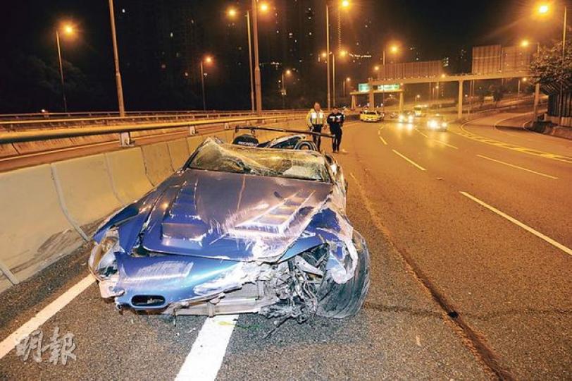 開篷跑車經一輪碰撞和打轉後儼如廢鐵停在路邊。(蔡方山攝)肇事的開篷跑車司機(右)受輕傷,由救護員送院治理。(蔡方山攝) 開篷跑車經一輪碰撞和打轉後儼如廢鐵停在路邊。(蔡方山攝)肇事的開篷跑車司機(右)受輕傷,由救護員送院治理。(蔡方山攝)