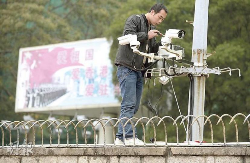Emily噚日行過解放軍駐港部隊大廈圍牆外,見到工人安裝閉路電視,唔知係咪因為有人闖入軍營,因此加強保安?(余俊亮攝) Emily噚日行過解放軍駐港部隊大廈圍牆外,見到工人安裝閉路電視,唔知係咪因為有人闖入軍營,因此加強保安?(余俊亮攝)