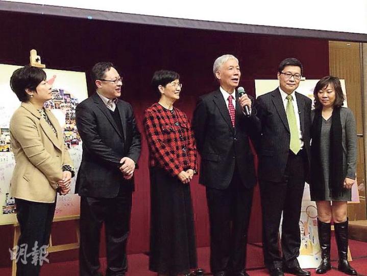 佔中發起人戴耀廷(左二)、朱耀明(右三)、陳健民(右二)噚日一齊出席壽宴。三子透露,宴會由戴太(左一)、朱太(左三)同陳太(右一)籌辦,笑住話宴會其實係為咗籌錢,首輪入場就籌到28萬元,仲話希望離場捐款可以多過入場費 佔中發起人戴耀廷(左二)、朱耀明(右三)、陳健民(右二)噚日一齊出席壽宴。三子透露,宴會由戴太(左一)、朱太(左三)同陳太(右一)籌辦,笑住話宴會其實係為咗籌錢,首輪入場就籌到28萬元,仲話希望離場捐款可以多過入場費