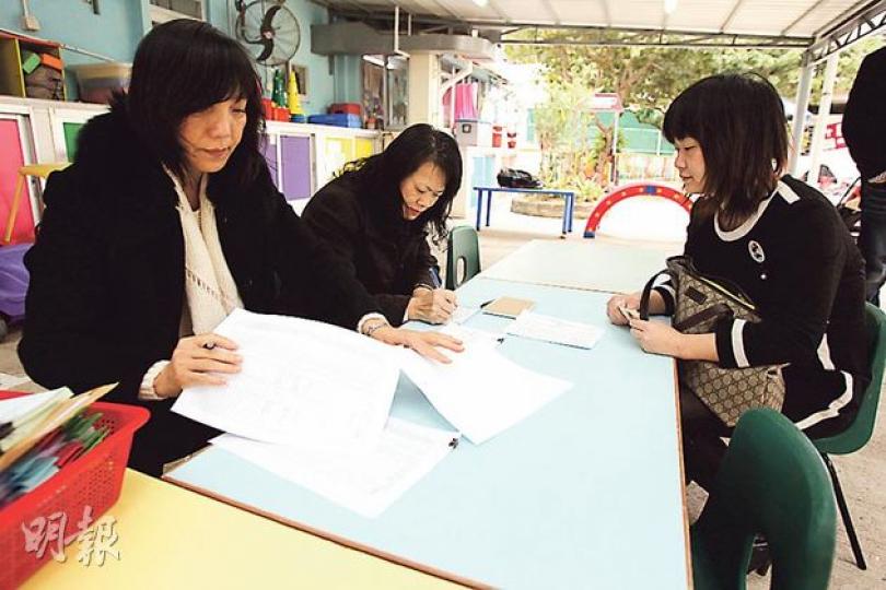 統一註冊日昨起開始,上水培幼幼稚園有50名家長到校註冊,校監蔡雯兒表示,教育局通知學校有4名家長登記多過一所幼稚園,校方其後已即時要求家長於4日內決定,否則會通知候補學童補上。(林俊源攝) 統一註冊日昨起開始,上水培幼幼稚園有50名家長到校註冊,校監蔡雯兒表示,教育局通知學校有4名家長登記多過一所幼稚園,校方其後已即時要求家長於4日內決定,否則會通知候補學童補上。(林俊源攝)