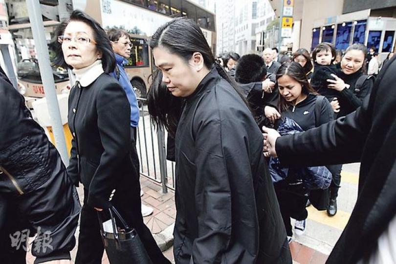 陳振聰亡母陳李金珠昨早在北角香港殯儀館出殯,現場只見陳妻譚妙清(中)到場打點一切,最終仍未見陳振聰現身送別亡母。(李紹昌攝) 陳振聰亡母陳李金珠昨早在北角香港殯儀館出殯,現場只見陳妻譚妙清(中)到場打點一切,最終仍未見陳振聰現身送別亡母。(李紹昌攝)