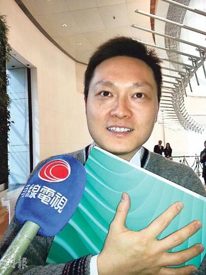 44號籌買家孫先生﹕以520餘萬元購入一個中層兩房戶,自言因工作關係經常不在香港居住,購入單位仍未決定作自住抑或投資用,亦不擔心樓價會下跌。(林可為攝)2號籌買家陳太﹕購入一個兩房單位自用,由於市民對新樓盤需求仍大,不擔心本港樓價會跌。(林可為攝) 44號籌買家孫先生﹕以520餘萬元購入一個中層兩房戶,自言因工作關係經常不在香港居住,購入單位仍未決定作自住抑或投資用,亦不擔心樓價會下跌。(林可為攝)2號籌買家陳太﹕購入一個兩房單位自用,由於市民對新樓盤需求仍大,不擔心本港樓價會跌。(林可為攝)
