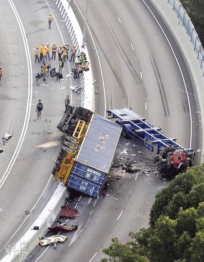 肇事貨櫃車(左)沿屯門龍富路快線往內河船碼頭方向行駛,至龍逸邨對開上車左彎位時,疑高速失控撞向右邊1米高石壆後翻過對面線,與另一輛拖頭連架貨櫃車相撞,釀成死亡車禍。(湯俊彥攝)意外後,慘死司機譚叔的家人到車禍現場拜祭期間,譚妻(中)傷心得仰天痛哭,需由家人攙扶安慰。(曾映妹攝) 肇事貨櫃車(左)沿屯門龍富路快線往內河船碼頭方向行駛,至龍逸邨對開上車左彎位時,疑高速失控撞向右邊1米高石壆後翻過對面線,與另一輛拖頭連架貨櫃車相撞,釀成死亡車禍。(湯俊彥攝)意外後,慘死司機譚叔的家人到車禍現場拜祭期間,譚妻(中)傷心得仰天痛哭,需由家人攙扶安慰。(曾映妹攝)