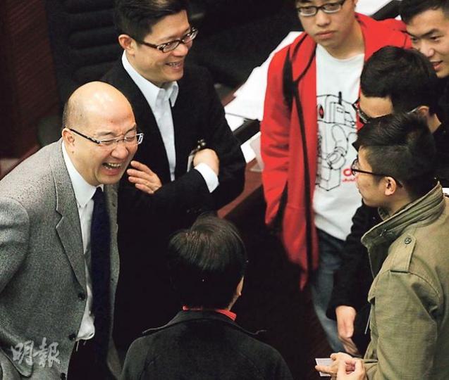 政制及內地事務局長譚志源昨日到立法會出席政制事務委員會政改諮詢公聽會,會後和學聯代表等溝通,並展露笑容。(李紹昌攝) 政制及內地事務局長譚志源昨日到立法會出席政制事務委員會政改諮詢公聽會,會後和學聯代表等溝通,並展露笑容。(李紹昌攝)