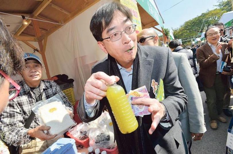 食物及衛生局長高永文(圖中)重申目前供港活雞有多重風險管理,受禽流感影響的風險低 ,毋須「一刀切」限制內地活雞供港。圖為高永文出席漁農美食嘉年華時品嘗農產品。(鄧宗弘攝) 食物及衛生局長高永文(圖中)重申目前供港活雞有多重風險管理,受禽流感影響的風險低 ,毋須「一刀切」限制內地活雞供港。圖為高永文出席漁農美食嘉年華時品嘗農產品。(鄧宗弘攝)