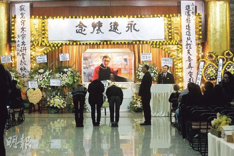 上月中逝世的資深編劇吳昊昨日在世界殯儀館世界堂設靈,靈堂中央放置他手持啤酒微笑的大相,氣氛祥和。他的大學同學、理大教授黃子程題上輓聯﹕逍遙遊遠道共證夫妻尋電影畍I寞守寒窗專研掌故快平生。(李紹昌攝) 上月中逝世的資深編劇吳昊昨日在世界殯儀館世界堂設靈,靈堂中央放置他手持啤酒微笑的大相,氣氛祥和。他的大學同學、理大教授黃子程題上輓聯﹕逍遙遊遠道共證夫妻尋電影畍I寞守寒窗專研掌故快平生。(李紹昌攝)