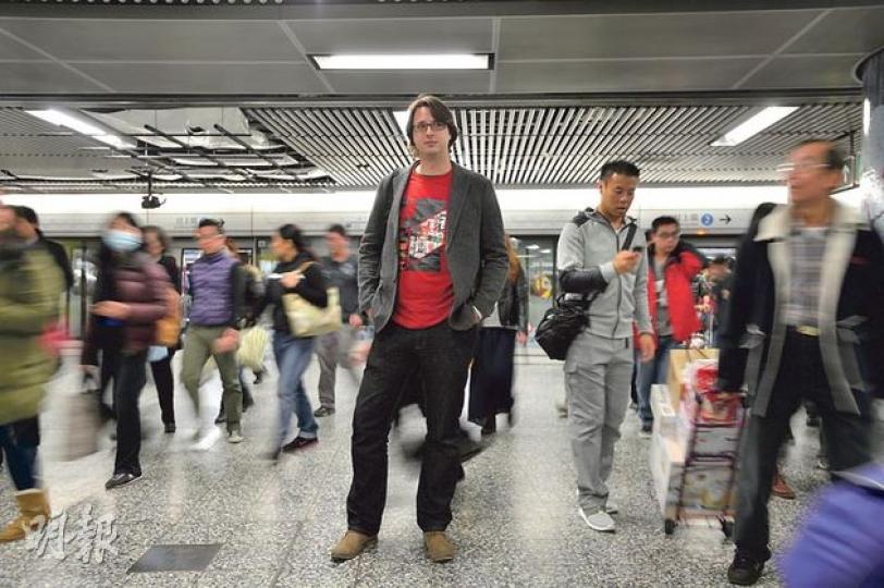 英國導演Matthew Torne(中)受到香港的生活氣息深深吸引,甚至連碩士論文也是寫香港的政制,他花了兩年時間追拍黃之鋒(之鋒)和馬雲祺(馬仔),以兩個少年投身社運的故事,寫成一封「給香港的情書」。(鄧宗弘攝) 英國導演Matthew Torne(中)受到香港的生活氣息深深吸引,甚至連碩士論文也是寫香港的政制,他花了兩年時間追拍黃之鋒(之鋒)和馬雲祺(馬仔),以兩個少年投身社運的故事,寫成一封「給香港的情書」。(鄧宗弘攝)