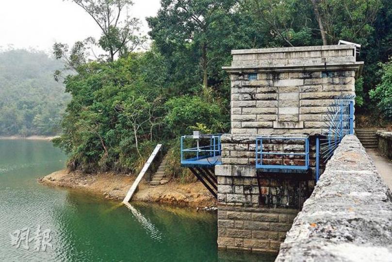 「度水」塘尺(陳淑安攝)九龍水塘雙弧形水壩(陳淑安攝)界石(陳淑安攝)九龍水塘水掣房(陳淑安攝)石欄杆(陳淑安攝)石梨貝濾水廠(陳淑安攝) 「度水」塘尺(陳淑安攝)九龍水塘雙弧形水壩(陳淑安攝)界石(陳淑安攝)九龍水塘水掣房(陳淑安攝)石欄杆(陳淑安攝)石梨貝濾水廠(陳淑安攝)