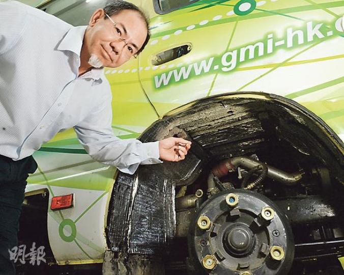 研發混能小巴的GMI董事總經理盧熾培表示,部分司機不滿行車時的噪音及「共鳴」聲,已在車轆處加裝隔音設備。(劉焌陶攝) 研發混能小巴的GMI董事總經理盧熾培表示,部分司機不滿行車時的噪音及「共鳴」聲,已在車轆處加裝隔音設備。(劉焌陶攝)