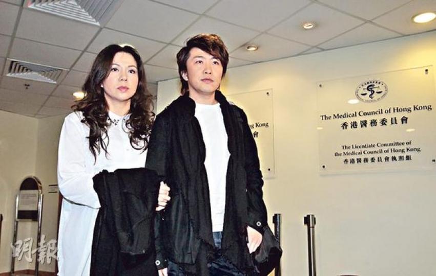 藝人張崇德及劉美娟昨出席其子天藍出生後夭折的醫務聆訊續審,他們強調投訴非為賠償,只希望能藉此得知天藍死亡的真相。(李澤彤攝) 藝人張崇德及劉美娟昨出席其子天藍出生後夭折的醫務聆訊續審,他們強調投訴非為賠償,只希望能藉此得知天藍死亡的真相。(李澤彤攝)