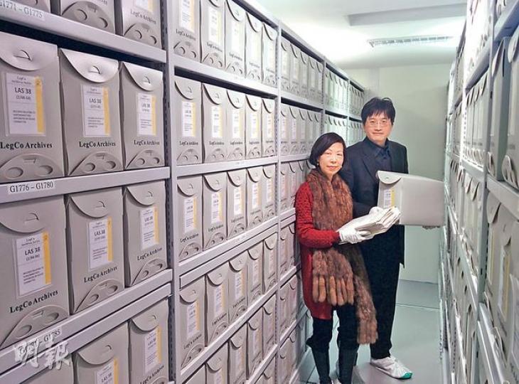 檔案館內文件箱一式一樣,但在蔡長貞(左)和溫偉國(右)眼中盡是寶藏。(梁卓怡攝) 檔案館內文件箱一式一樣,但在蔡長貞(左)和溫偉國(右)眼中盡是寶藏。(梁卓怡攝)