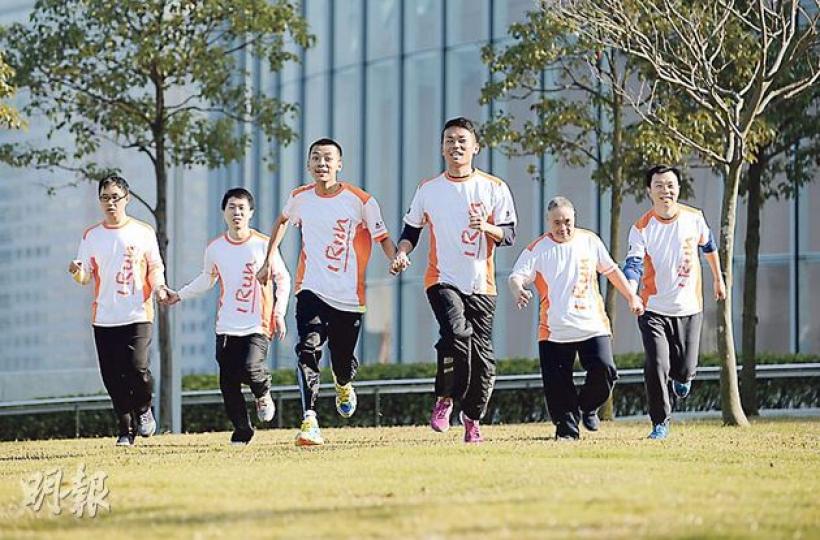 鄧志偉(圖左起)與陪跑員梁思哲、郭家淇與陪跑員梁志偉、鄧志華與陪跑員林文傑備戰期間,互相鼓勵扶持,實踐傷健共融理念。(余俊亮攝) 鄧志偉(圖左起)與陪跑員梁思哲、郭家淇與陪跑員梁志偉、鄧志華與陪跑員林文傑備戰期間,互相鼓勵扶持,實踐傷健共融理念。(余俊亮攝)