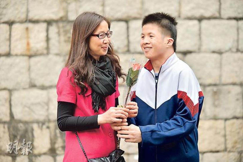 中度智障的19歲青年洪永佳(右),經歷父親生病及離世漸學習獨立,助人為樂令他贏得本年度「青苗十大進步獎」。圖為永佳向獨力照顧他的母親獻上鮮花,答謝親恩。(鄧宗弘攝) 中度智障的19歲青年洪永佳(右),經歷父親生病及離世漸學習獨立,助人為樂令他贏得本年度「青苗十大進步獎」。圖為永佳向獨力照顧他的母親獻上鮮花,答謝親恩。(鄧宗弘攝)