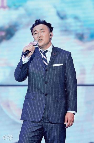 陳奕迅昨晚連奪6獎成為大贏家,他一臉認真把歌唱好,一洗之前表現失準的批評。(攝影:孫華中、鍾偉茵、梁榮達) 容祖兒十連霸「最優秀流行女歌手大獎」,雖然抱病,但仍穿deep V衫上陣獻唱。(攝影:孫華中、鍾偉茵、梁榮達) 徐小鳳頒獎給Eason,乘機請他排隊做演唱會嘉賓。(攝影:孫華中、鍾偉茵、梁榮達) 謝賢見到容祖兒即說:「好性感,睇到我暈了。」他自爆主動要求頒獎給祖兒。(攝影:孫華中、鍾偉茵、梁榮達) 鄧紫棋(左)與薛凱琪均獲頒「優秀流行歌手獎」。(攝影:孫華中、鍾偉茵、梁榮達) 張敬軒去年未 陳奕迅昨晚連奪6獎成為大贏家,他一臉認真把歌唱好,一洗之前表現失準的批評。(攝影:孫華中、鍾偉茵、梁榮達) 容祖兒十連霸「最優秀流行女歌手大獎」,雖然抱病,但仍穿deep V衫上陣獻唱。(攝影:孫華中、鍾偉茵、梁榮達) 徐小鳳頒獎給Eason,乘機請他排隊做演唱會嘉賓。(攝影:孫華中、鍾偉茵、梁榮達) 謝賢見到容祖兒即說:「好性感,睇到我暈了。」他自爆主動要求頒獎給祖兒。(攝影:孫華中、鍾偉茵、梁榮達) 鄧紫棋(左)與薛凱琪均獲頒「優秀流行歌手獎」。(攝影:孫華中、鍾偉茵、梁榮達) 張敬軒去年未