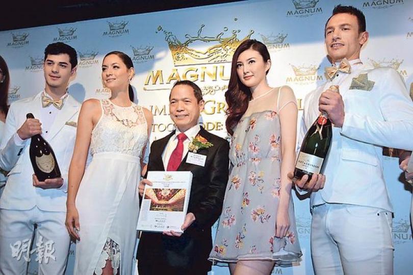 靠「蒲」上市的Magnum Entertainment今日起開始招股。作為本港史上首隻夜場股,概念新鮮加上炒新股熱潮仍盛,多家券商上周五已提前接受孖展認購,以其公開部分集資最多1260萬元計,已經超購183倍,有望挑戰今年新股超購王。Magnum由耀才主席葉茂林(中)私人持有。(李澤彤攝) 靠「蒲」上市的Magnum Entertainment今日起開始招股。作為本港史上首隻夜場股,概念新鮮加上炒新股熱潮仍盛,多家券商上周五已提前接受孖展認購,以其公開部分集資最多1260萬元計,已經超購183倍,有望挑戰今年新股超購王。Magnum由耀才主席葉茂林(中)私人持有。(李澤彤攝)