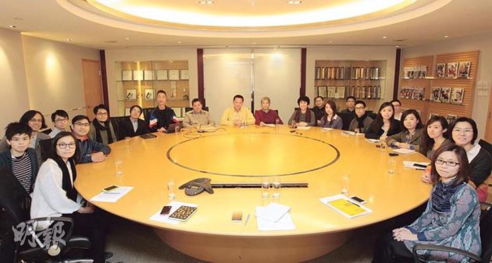 明報高級管理層包括明報總編輯劉進圖（左七起）、明報編務總監張健波、世華執行主席特別助理翁昌文、世華行政總裁張裘昌、明報編務董事呂家明，以及明報行政及人力資源總監李燕琼，昨與明報員工關注組16名代表會面約4個半小時，就對新總編輯的4點要求上達成兩點共識，仍有兩點要待周四開會再議。（李澤彤攝） （明報製圖）