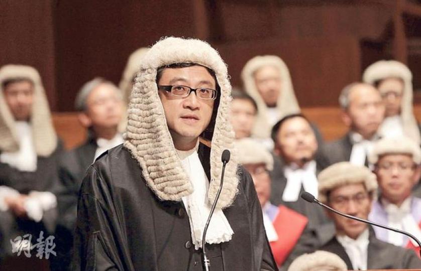石永泰提及84年獲劍橋大學取錄修讀法律後，因對回歸後的法制感到不明朗，一度向校方申請轉科改讀自然科學，但經反思後打消念頭，慶幸自己堅持信念。（李澤彤攝） 律政司長袁國強（左）昨未有在演辭直接談及政改，但呼籲法律界為本港政制發展作出正面貢獻，旁為終院首席法官馬道立，馬不評論香港有否存在「人治」，強調將繼續依法處理案件，維持法治。（李澤彤攝）