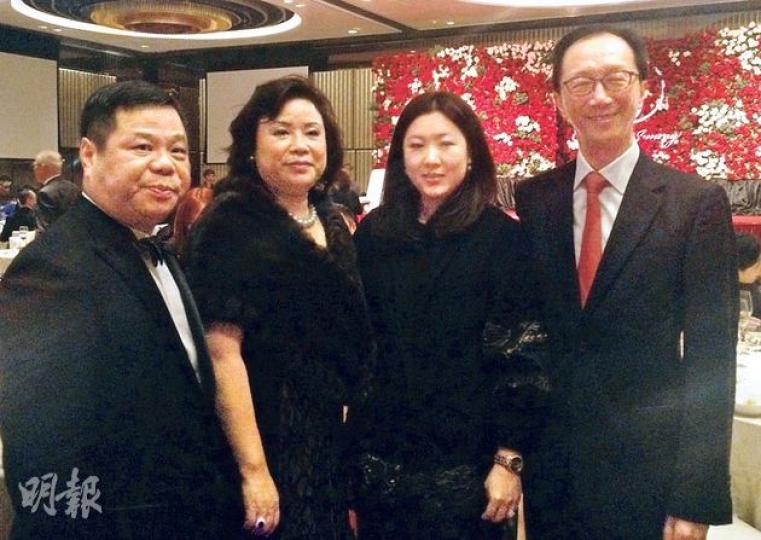 港區人代王庭聰（左一）嫁女，同佢一齊參與小母牛活動嘅前財爺梁錦松（右一）同太太伏明霞（右二）噚晚坐足全程兼滿場飛，兩對夫婦不忘合照。（何曉勤攝）