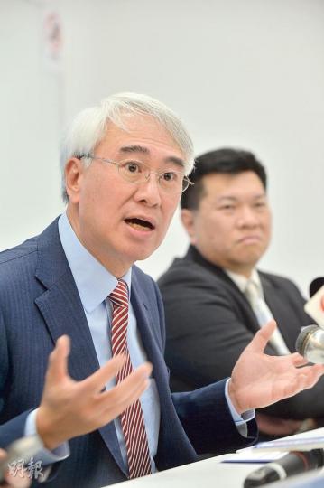 「幫港出聲」召集人周融（前）認為他的方案比公民提名公平。他認為只有金主及財團支持的大政黨，才有實力「玩公民提名這遊戲」。曾在立法會爆粗的民建聯成員、「幫港出聲」法律小組成員馬恩國（後）更謂，若實行公民提名，香港有可能會出現數以萬計特首候選人，令選舉無法運作。（鄧宗弘攝） （明報製圖）