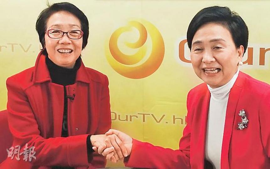 工聯會榮譽會長陳婉嫻（左）昨出席民主黨主席劉慧卿（右）網上電台節目《議會內外》時表示，政改諮詢開局較預期好，認為社會上有不少務實建議。（梁卓怡攝）