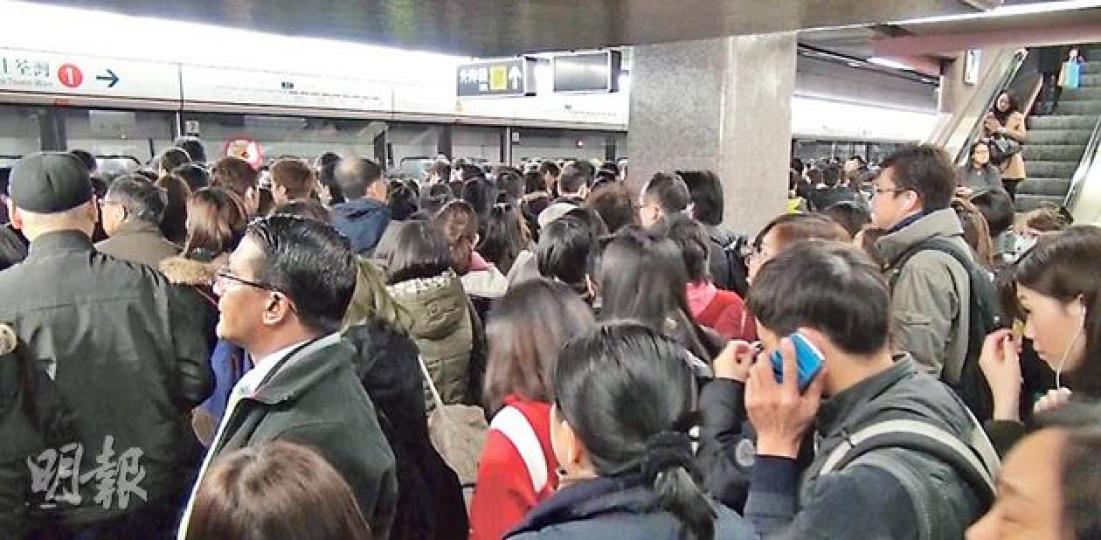 港鐵荃灣線太子至旺角站一段路軌出現信號故障，其間太子站月台迫滿候車乘客。（林智傑攝）
