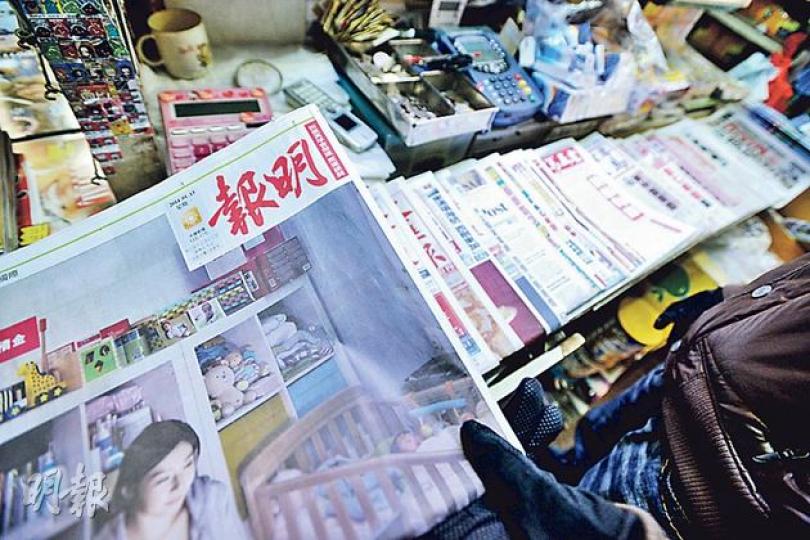 港台早前委託中大傳播與民調中心調查市民閱報習慣，發現閱讀印刷收費報的受訪者佔63.1%，較09年同類調查的約65%微跌，另發現約40%受訪者會透過手機或平板電腦程式閱報。（黃志東攝）