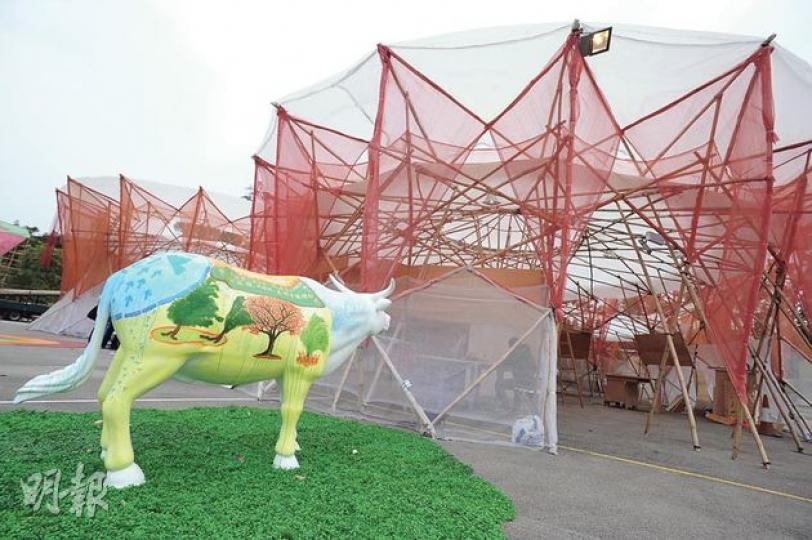 「許願林」戶外展覽館全以竹棚搭建，展出村民傳統用具及本地藝術家展品，館旁當作「吉祥物」的牛隻藝術品，表達昔日林村居民務農為生。（胡景禧攝） 展館展出村民「卜卜齋」的教科書，內容教授如何撰寫過繼書、買屋契，又有詩詞籲人戒酒，有逾數十年歷史。（胡景禧攝）