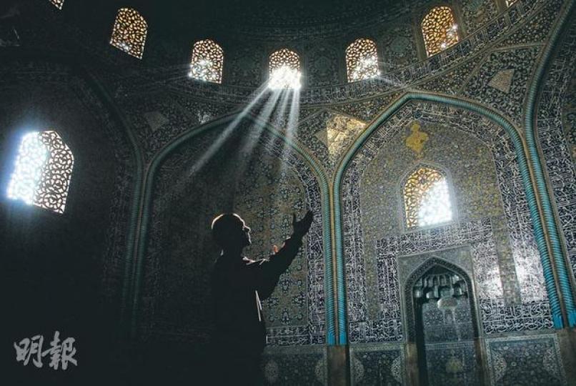 伊斯法罕Sheikh Lotfollah Mosque一束束隨時間流動的光線，令空間更見神聖美麗。（邦尼攝） Ali Qapu Palace裏最精彩的是音樂室：天花牆壁滿是花瓶狀的洞口，據說能令音質更好。（邦尼攝） 伊瑪目清真寺的主殿不止樓底高，雙層頂部設計還加強迴音效果。（邦尼攝） Chehel Sotun Palace的壁畫，描繪薩非王朝的重要戰役。（邦尼攝） 以人手把沾上天然顏料的木印蓋成的花布，很考工匠功力。（邦尼攝） （明報製圖）